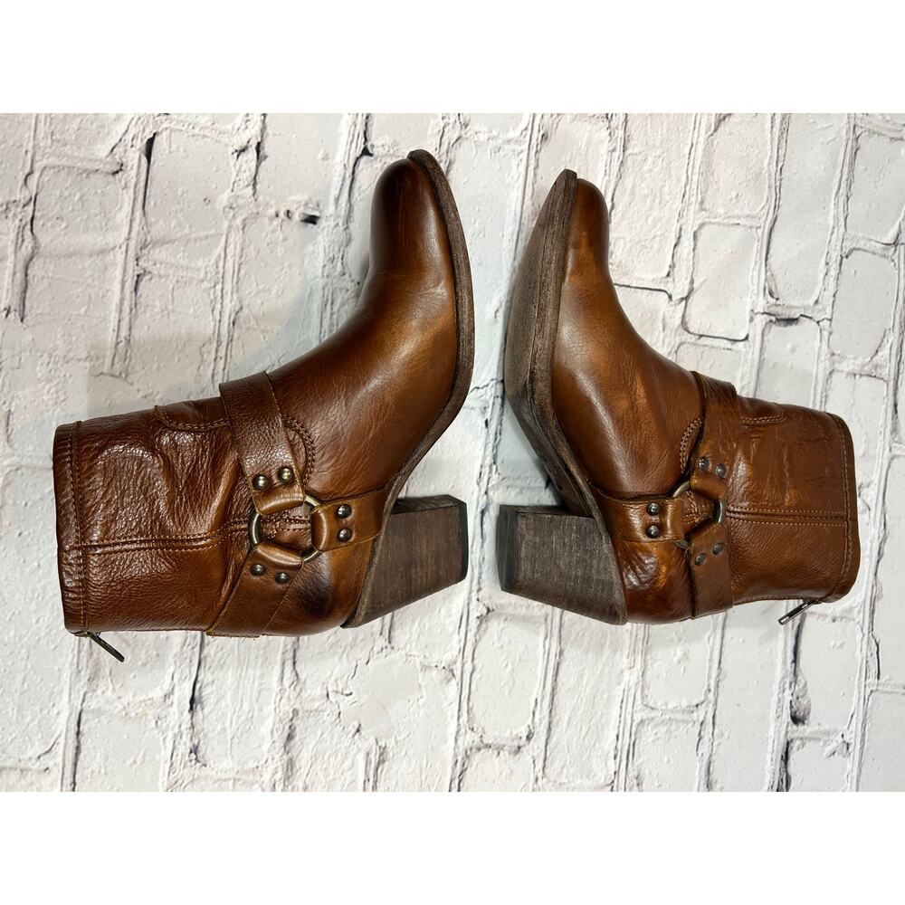🔥SALE! FRYE Tabitha Harness Boot Short Back Zip Cognac Leather size 8.5 3477 944 - Picture 3 of 8